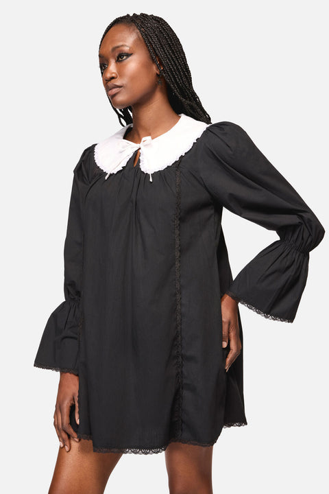 Den udsmykkede kravekjole med blonder-7