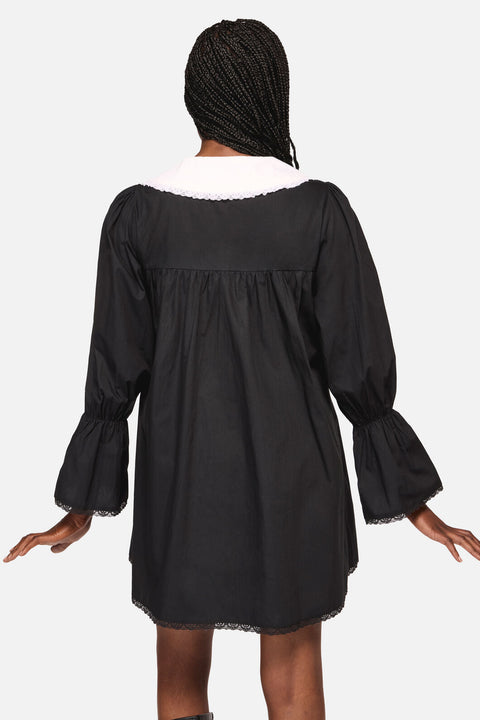 Den udsmykkede kravekjole med blonder-3