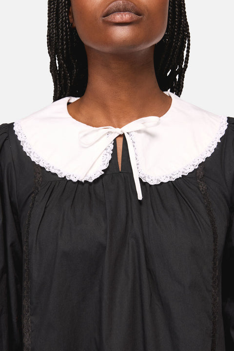 Den udsmykkede kravekjole med blonder-1